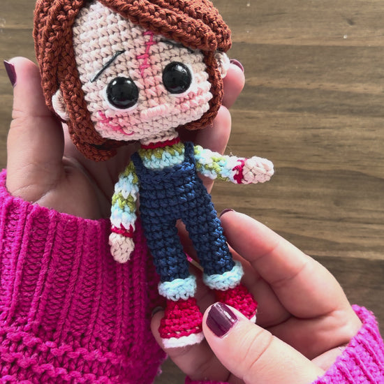 Patrón de amigurumi de Chucky inspirado en la película Muñeco Diabólico, ideal para Halloween, decoración de terror y amantes del crochet y el cine de horror.