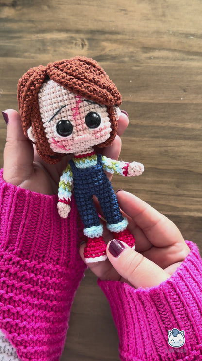 Patrón de amigurumi de Chucky inspirado en la película Muñeco Diabólico, ideal para Halloween, decoración de terror y amantes del crochet y el cine de horror.
