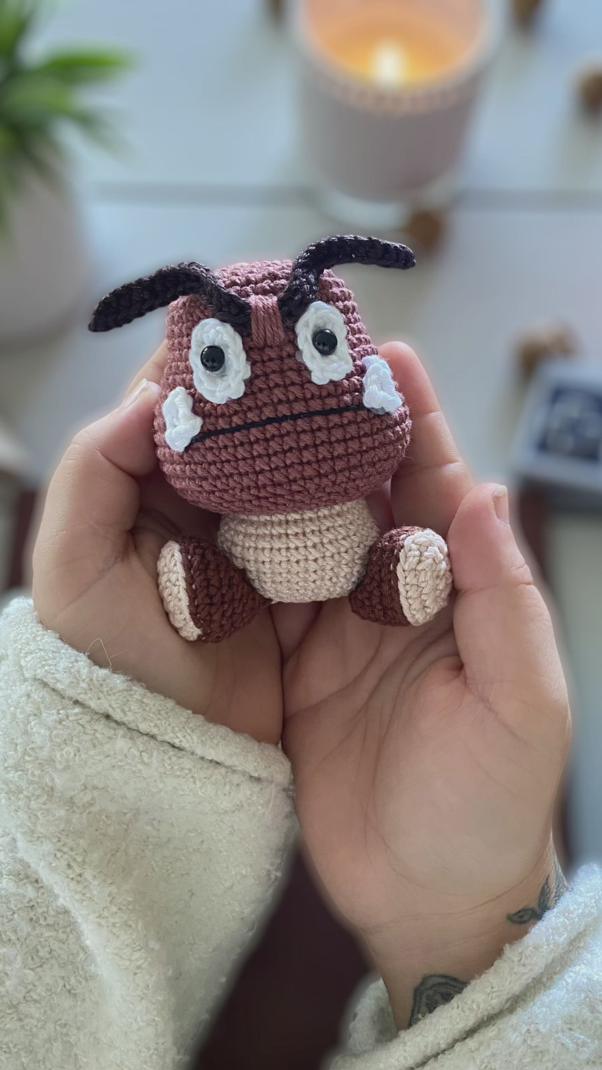 ¡Este pequeño enemigo del Mundo Champiñón ha decidido cambiar su destino y convertirse en el más adorable del juego! Con este patrón digital de amigurumi podrás tejer paso a paso tu propio Goomba, perfecto para fans de Nintendo, Super Mario Bros y los videojuegos retro. 🍄 Patrón ideal para quienes aman el estilo geek, los clásicos de consola y los muñecos de colección hechos a mano.