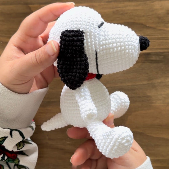 Amigurumi de Snoopy y Woodstock tejidos a ganchillo, inspirados en los clásicos personajes de Peanuts. Patrón PDF paso a paso en español e inglés.