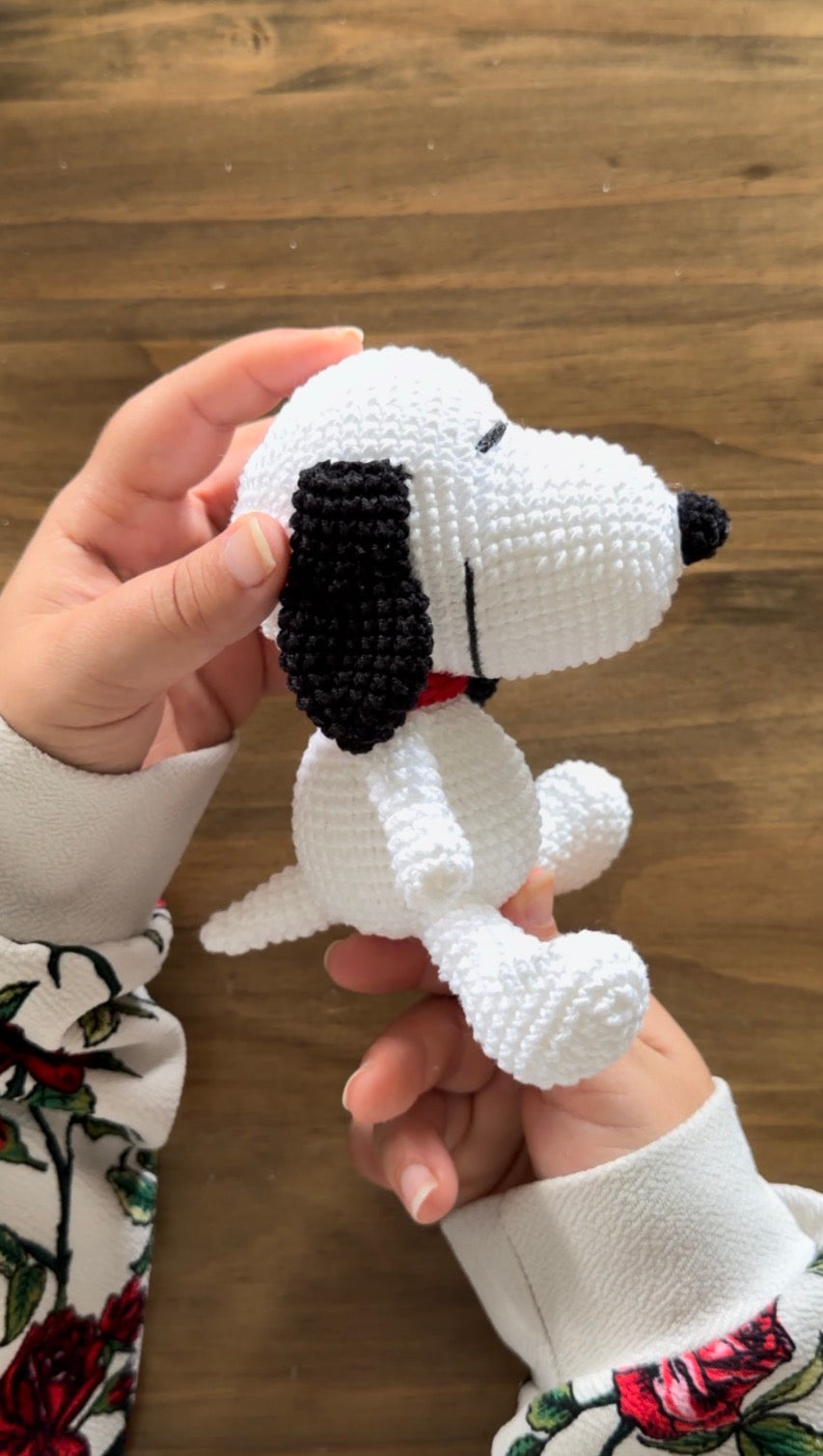 Amigurumi de Snoopy y Woodstock tejidos a ganchillo, inspirados en los clásicos personajes de Peanuts. Patrón PDF paso a paso en español e inglés.