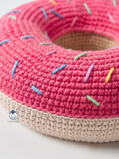 Patrón de juguete para perro en forma de donut a crochet, ideal para galgos, perros grandes y proyectos pet friendly hechos a mano.