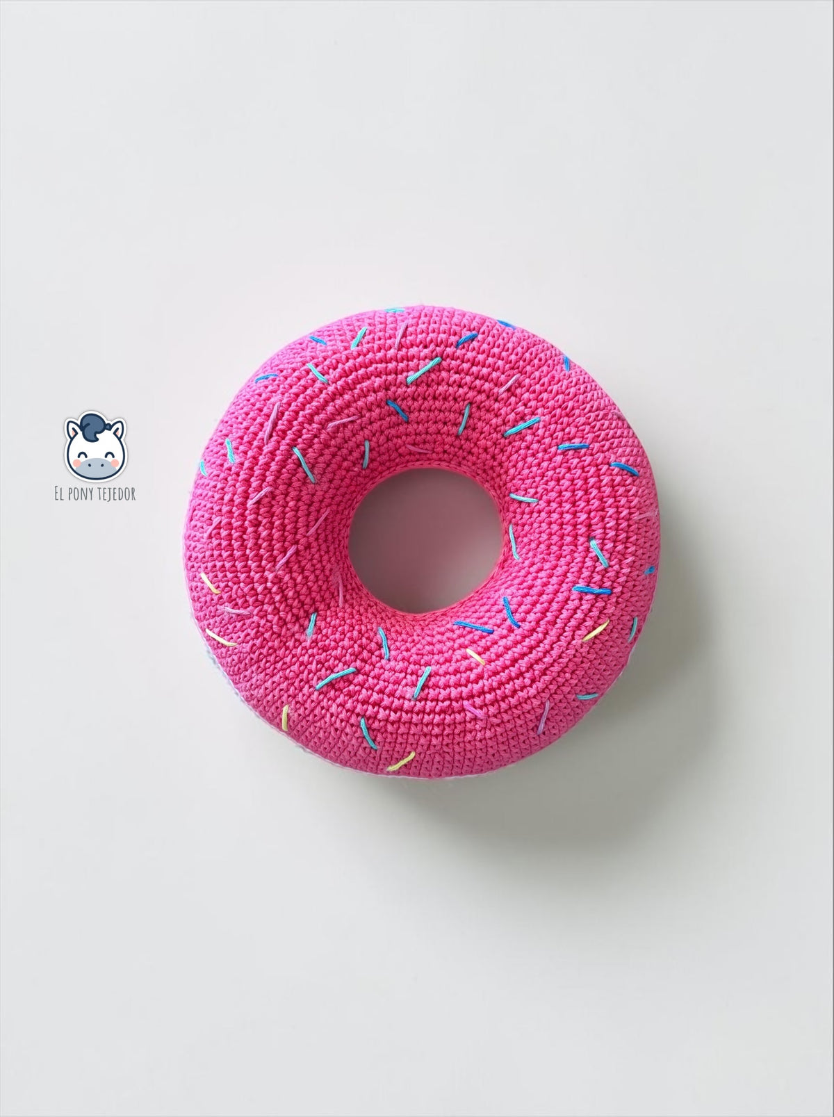 Patrón de juguete para perro en forma de donut a crochet, ideal para galgos, perros grandes y proyectos pet friendly hechos a mano.