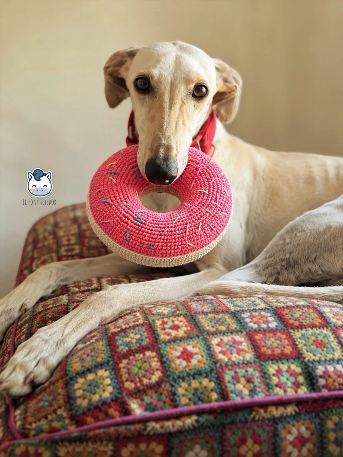 Patrón de juguete para perro en forma de donut a crochet, ideal para galgos, perros grandes y proyectos pet friendly hechos a mano.